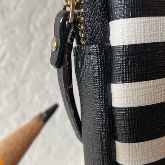 Kate Spade: Black/White Strip Computer Laptop Padded Zip Case/Sleeve - Picture 8 of 16